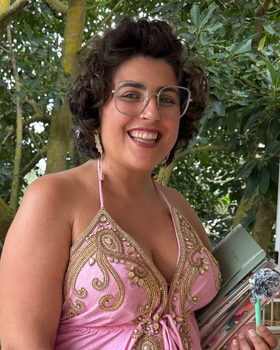 Lara Lapuente sonriendo en su espacio de trabajo